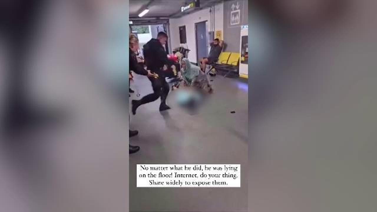 Violenza della polizia all'aeroporto di Manchester: taser e calci in testa contro un uomo immobilizzato