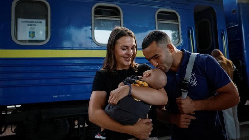 Il campione di wrestling ucraiano Parviz Nasibov alla partenza per Parigi