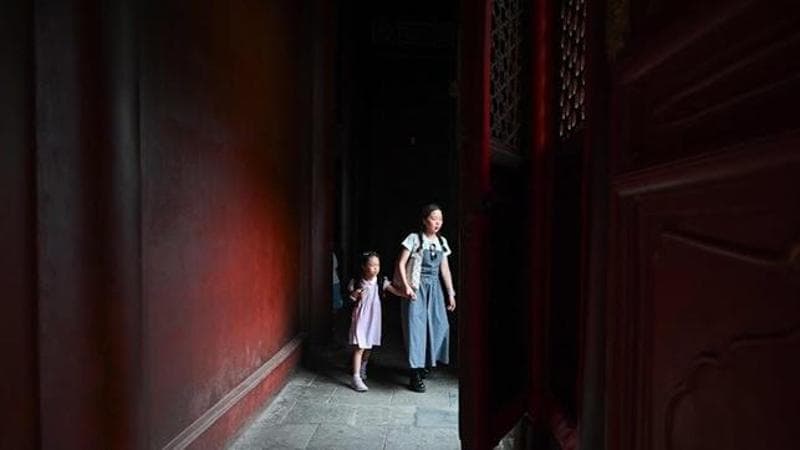 Tourists struggle with DEK BERRY / AFP