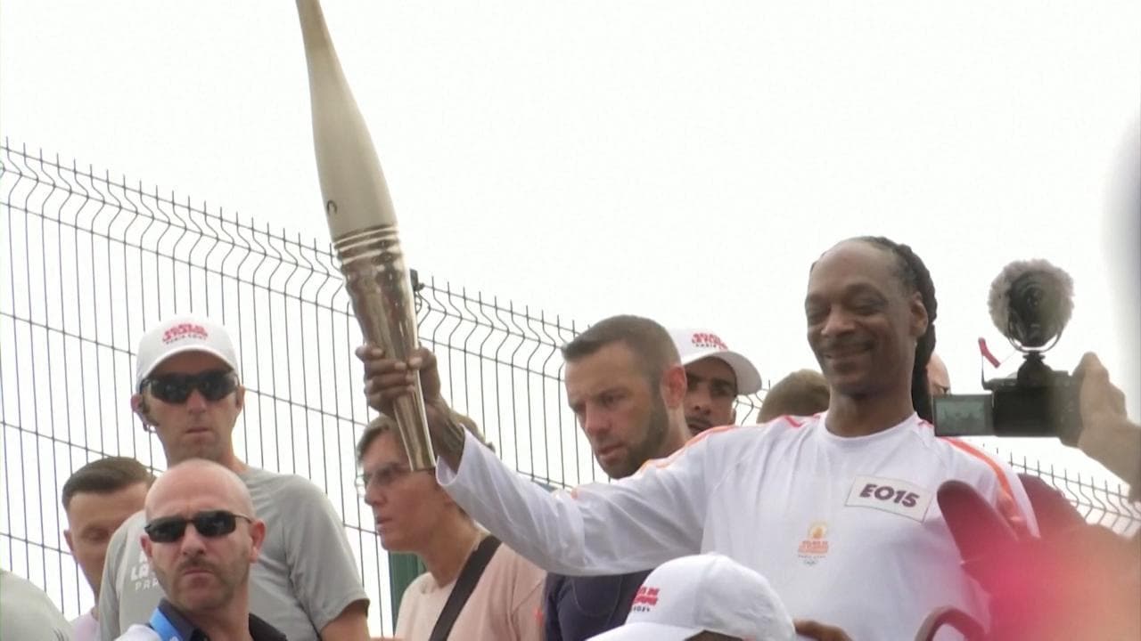 Parigi 2024, il rapper americano Snoop Dogg in versione tedoforo alle Olimpiadi
