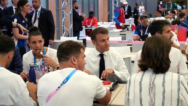 Macron alla mensa del Villaggio olimpico