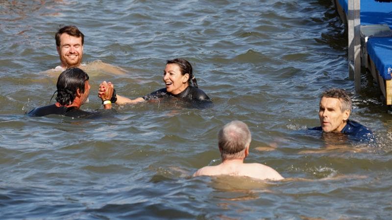 Il tuffo nella Senna della sindaca di Parigi, Anne Hidalgo