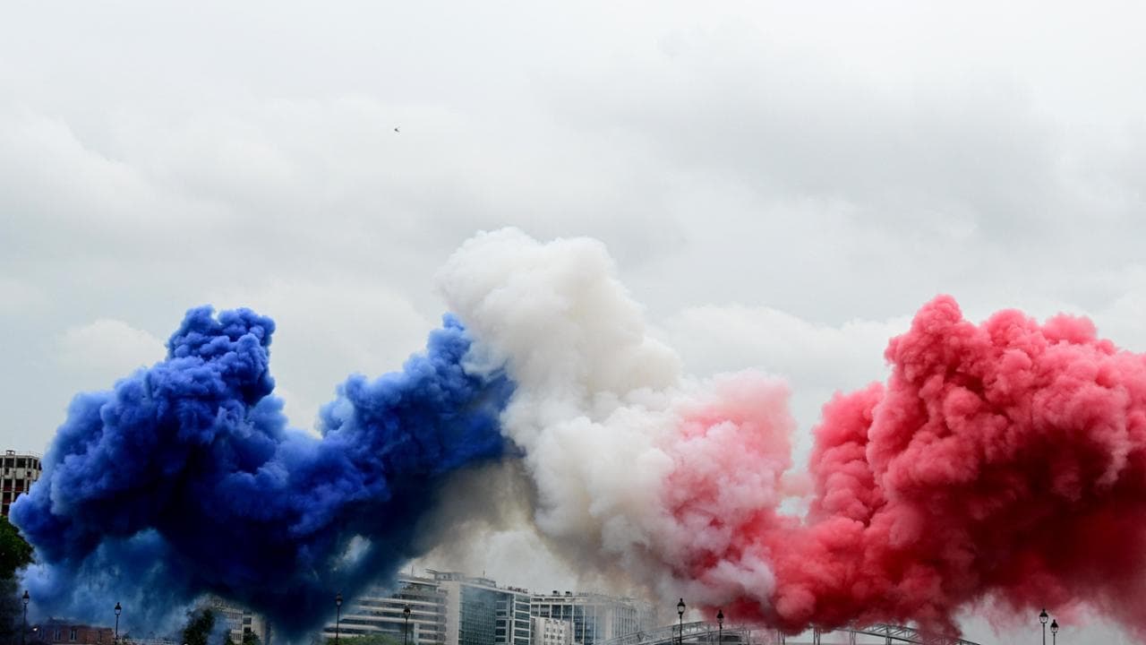 I fuochi d'artificio disegnano in cielo la bandiera della Francia