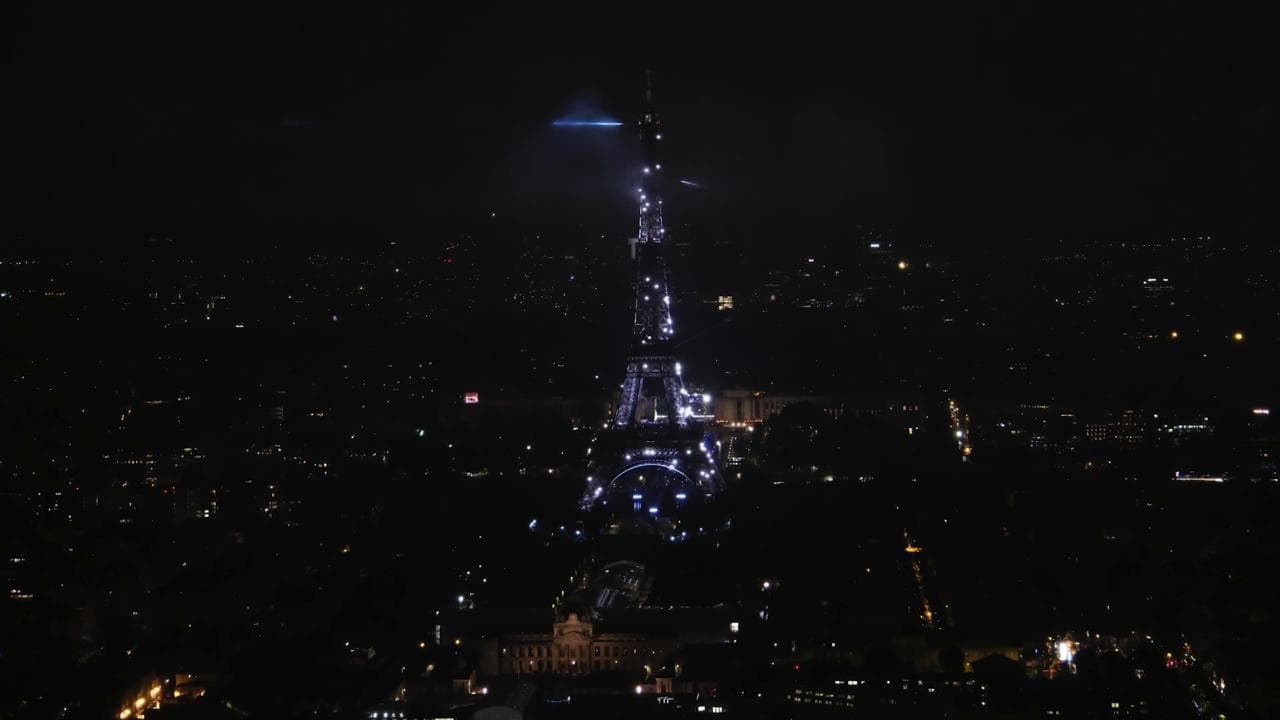Olimpiadi 2024, la Torre Eiffel si 'veste' a festa: lo spettacolo di luci illumina Parigi