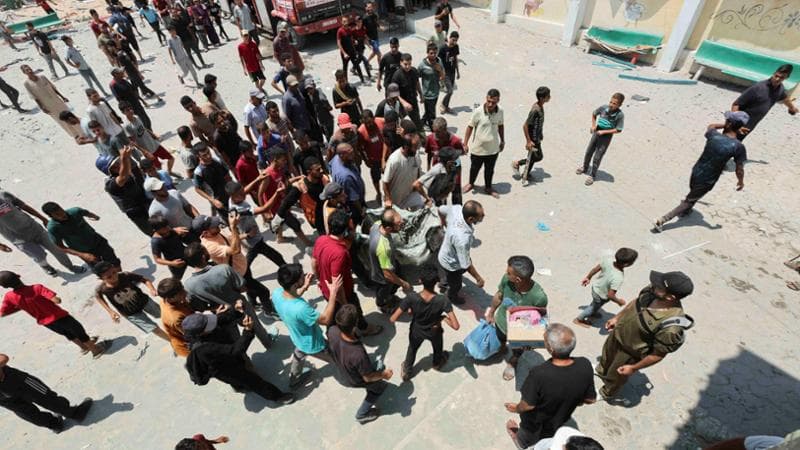 Gaza, attacco su una scuola a Deir al-Balah. Hamas “30 morti”. Hezbollah colpisce un campo di calcio in Israele: 12 vittime, avevano tra dieci e venti anni