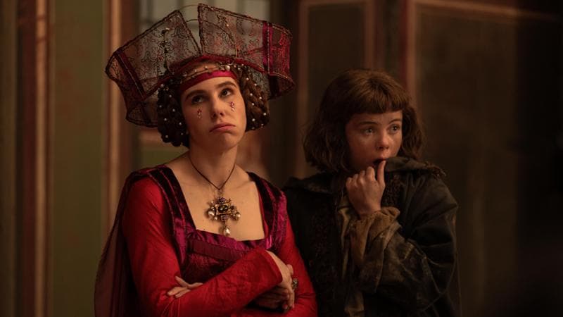 Zosia Mamet&nbsp; e Saoirse-Monica Jackson nella serie The Decameron
