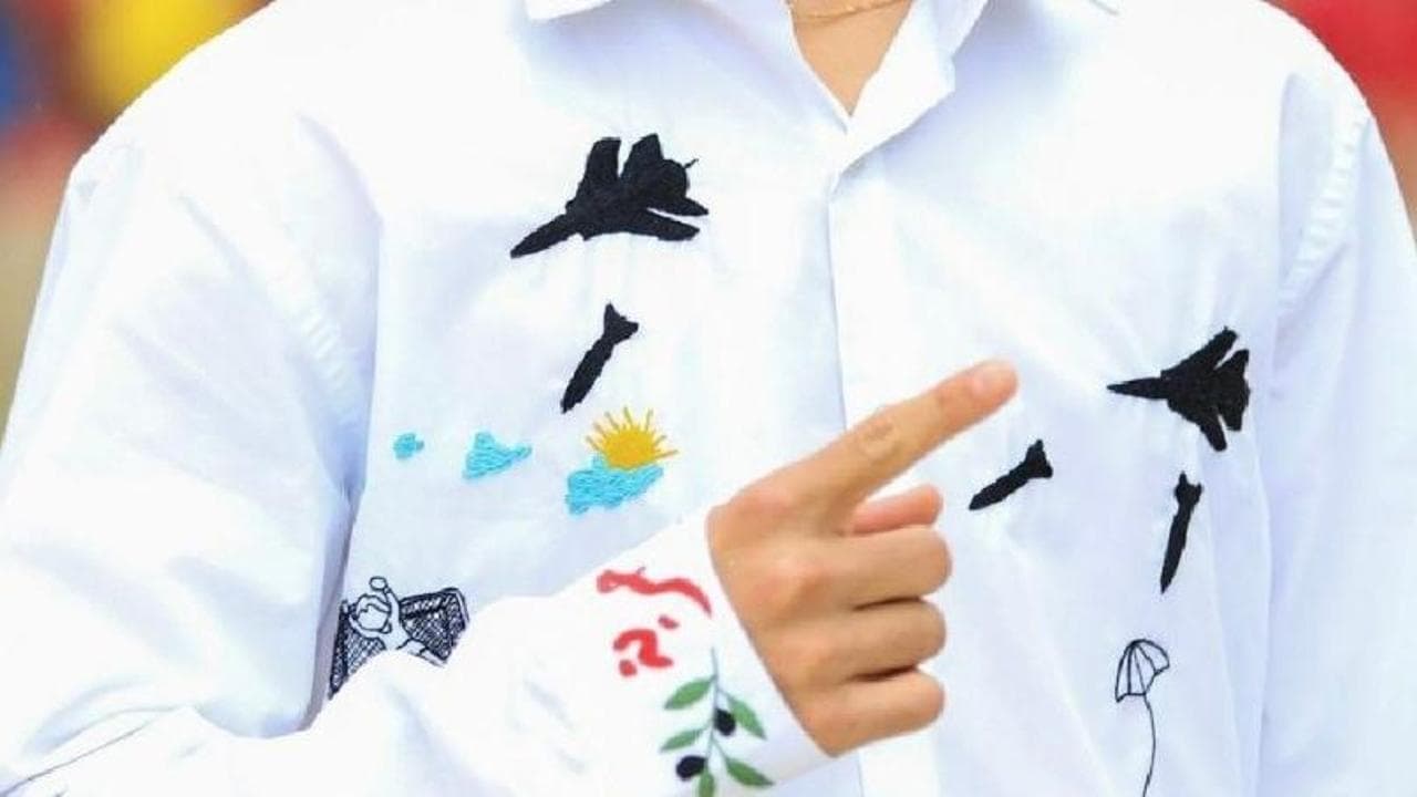 Il dettaglio dell'abito del portabandiera palestinese Waseem Abu&nbsp;Sal