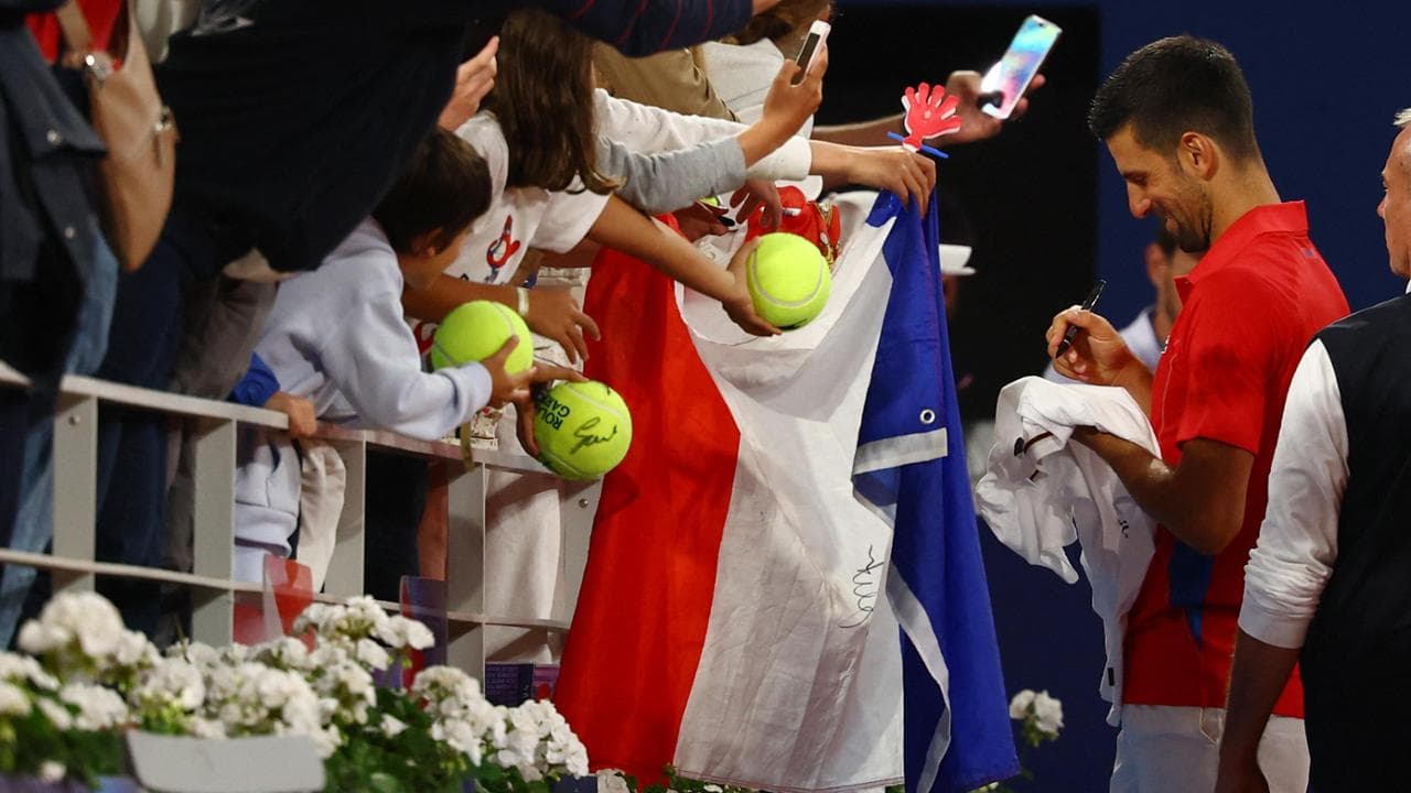 Novak Djokovic firma gli autografi ai tifosi