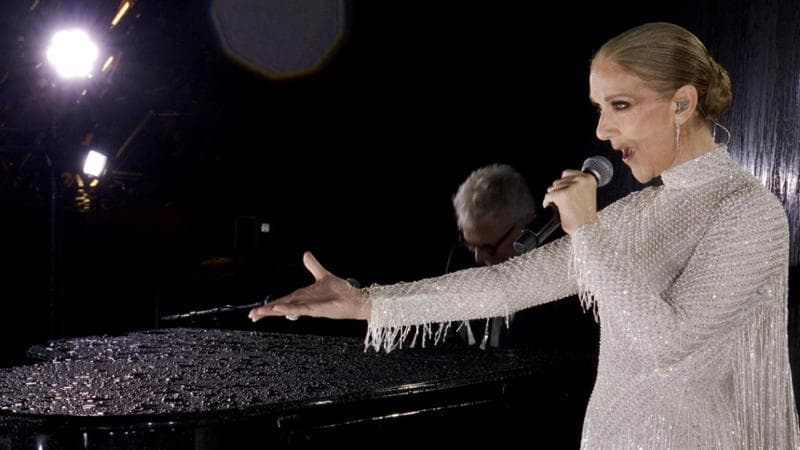 Parigi, 26 luglio: Céline Dion canta durante la cerimonia inaugurale delle Olimpiadi