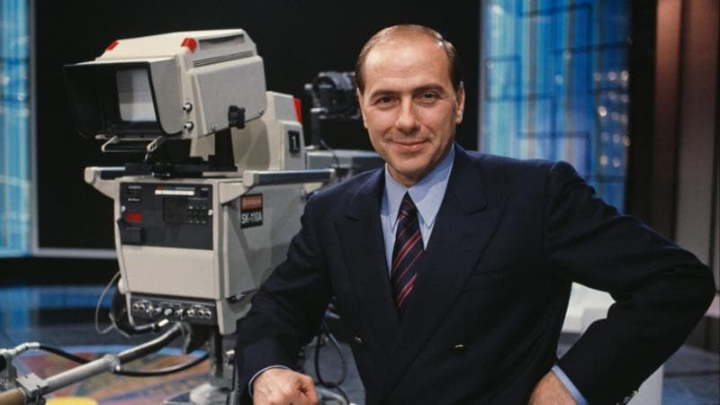 Silvio Berlusconi sur le plateau de Canale 5 à Milan, où sera enregistrée la première émission de la nouvelle chaîne de télévision française « La Cinq ». (Photo by frederic meylan/Sygma via Getty Images)