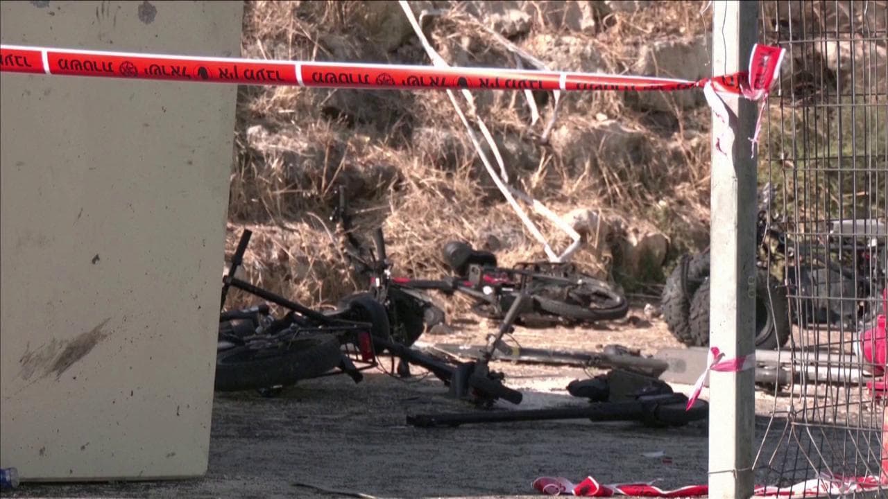 Razzi su campo di calcio nel Golan: le immagini dopo l'attacco