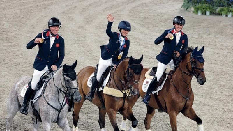 La campionessa olimpica Julia Krajewski (al centro) festeggia l’oro di Tokyo nel 2021 con, a sinistra, l’atleta britannico Tom McEwen (medaglia d’argento) e l’australiano Andrew Hoy (bronzo) (Gettyimages)