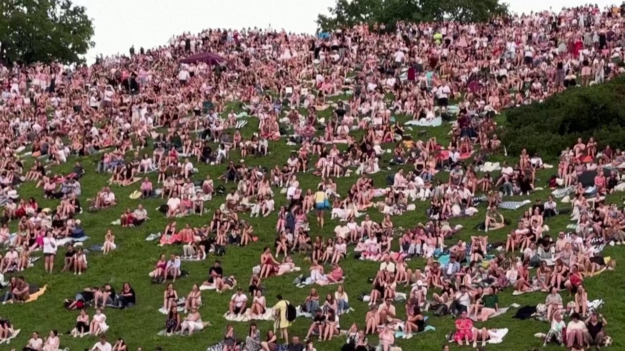 Taylor Swift a Monaco: quarantamila fan senza biglietto invadono il parco vicino al concerto