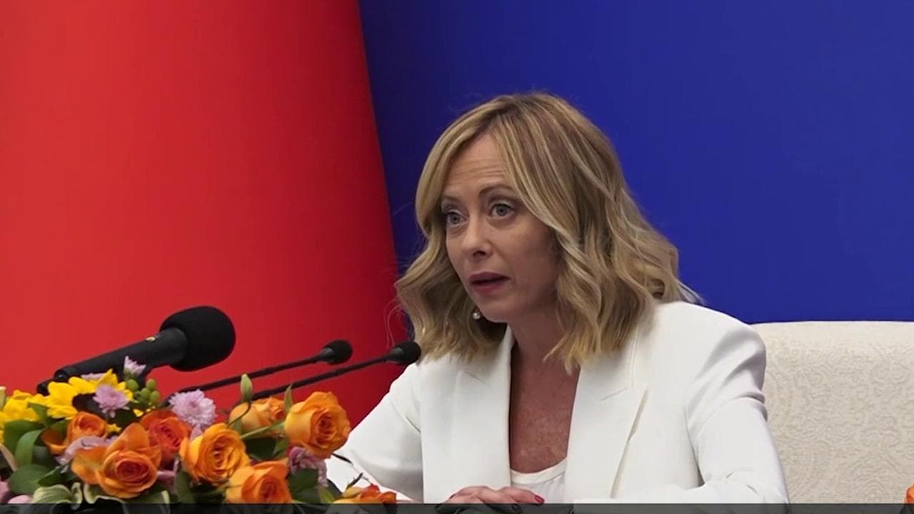 Meloni in Cina: "Relazioni sempre più eque e vantaggiose". Poi cita Marco Polo e la delegazione cinese reagisce