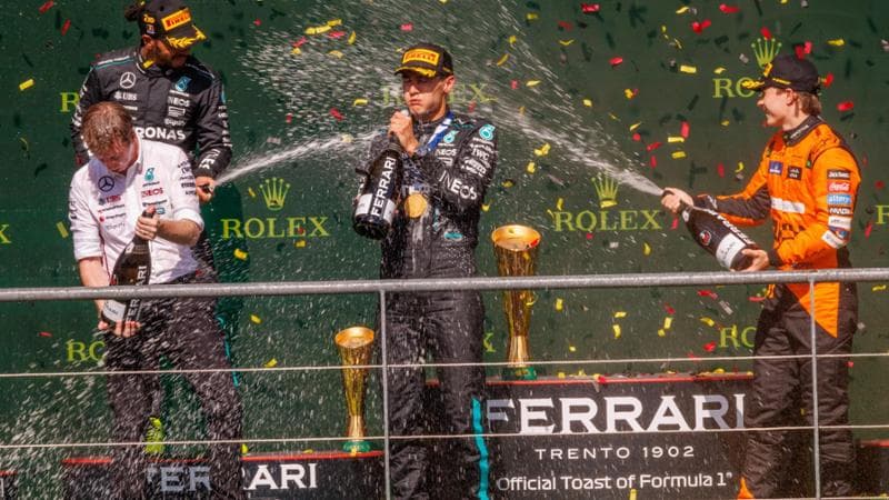 Hamilton, Russell e Piastri sul podio