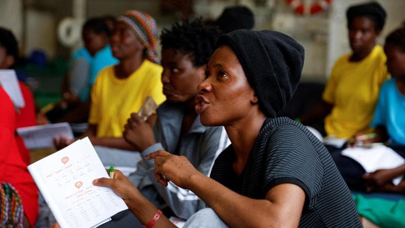 Livorno, 21 luglio: alcuni migranti imparano le prime parole di italiano a bordo della nave Geo Barents