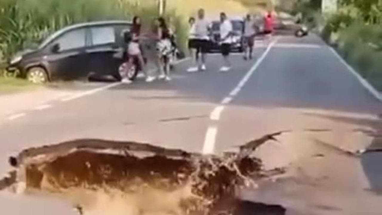 Crolla la strada tra Lodi e Pavia, nell'asfalto si apre una voragine