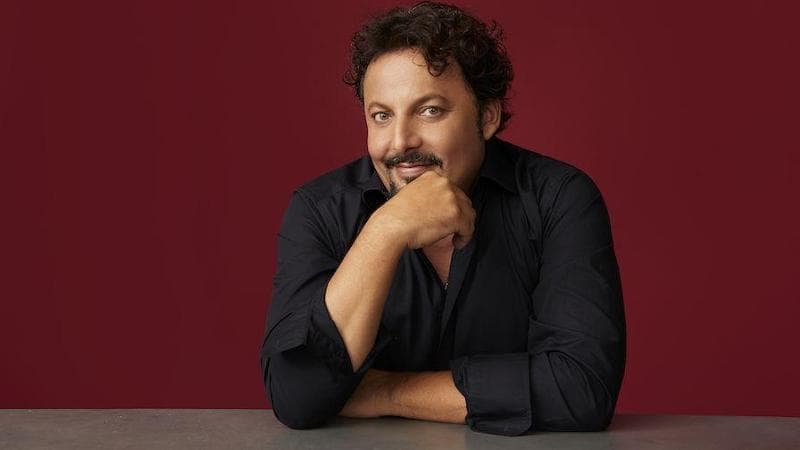Enrico Brignano: “Sono un comico ‘rosicone’, guai a non ridere alle mie battute. Torno in teatro con un omaggio a Gigi Proietti, maestro ineguagliabile”