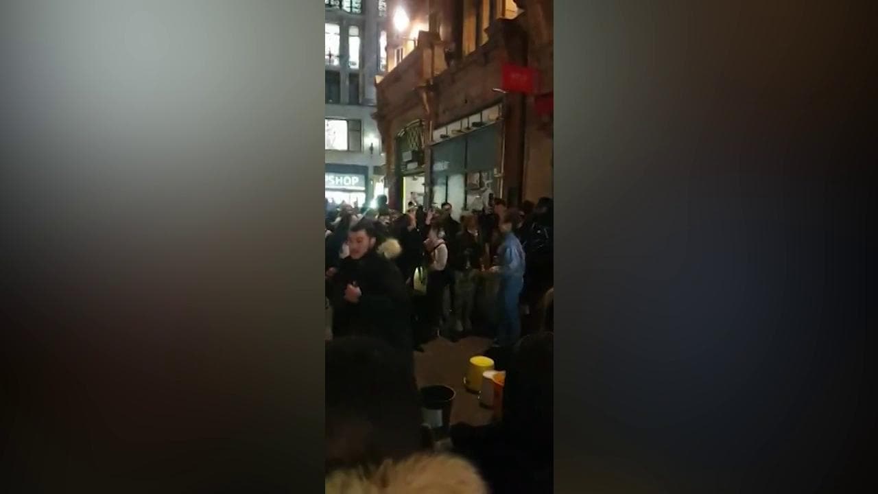 Variante inglese del Covid, la folle notte di Londra: party a Oxford Street prima del lockdown