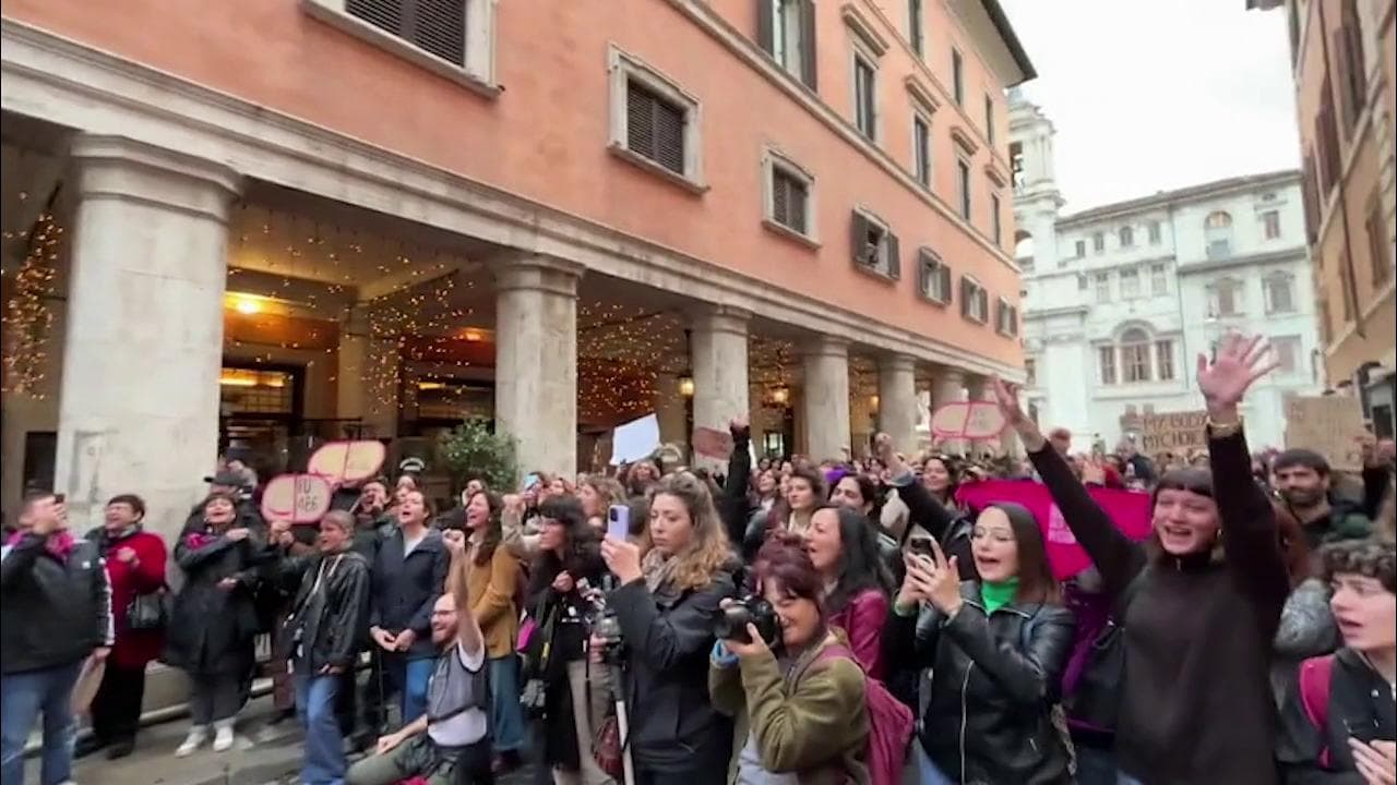 Obiettori nei consultori, la manifestazione di protesta di "Non una di meno" davanti al Senato