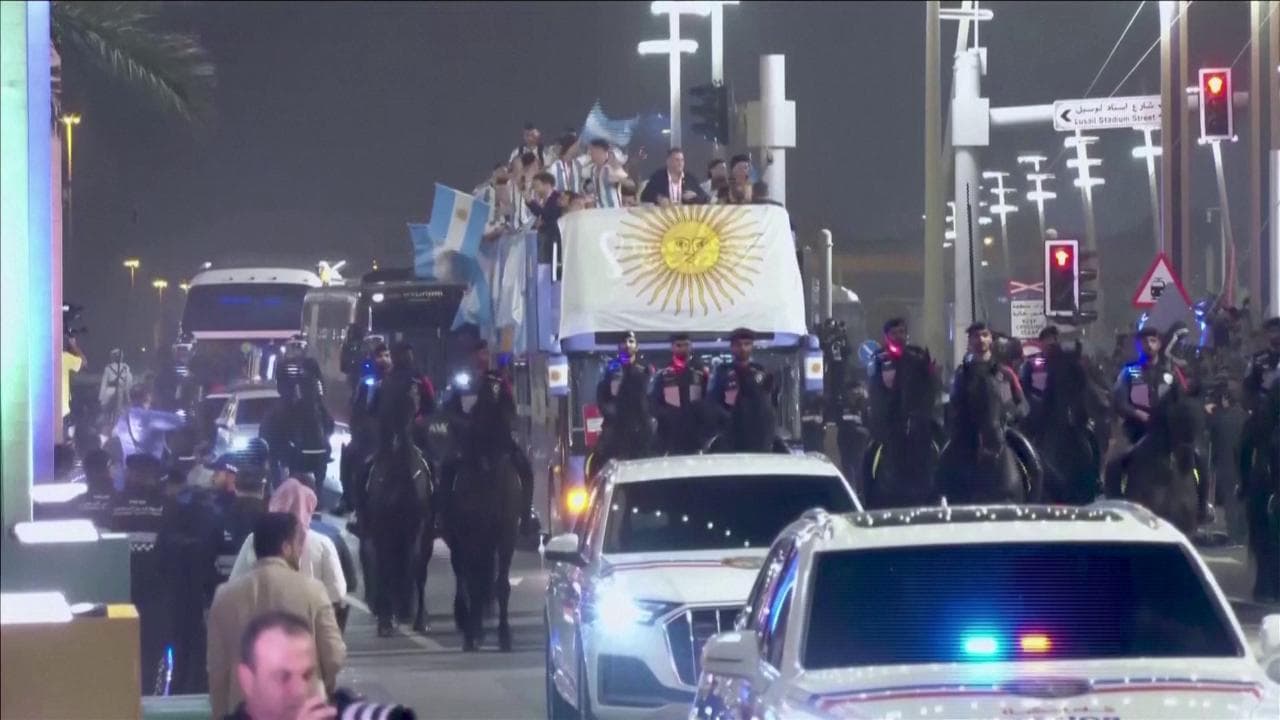 Argentina campione del mondo, il pullman con i giocatori sfila per le strade di Doha