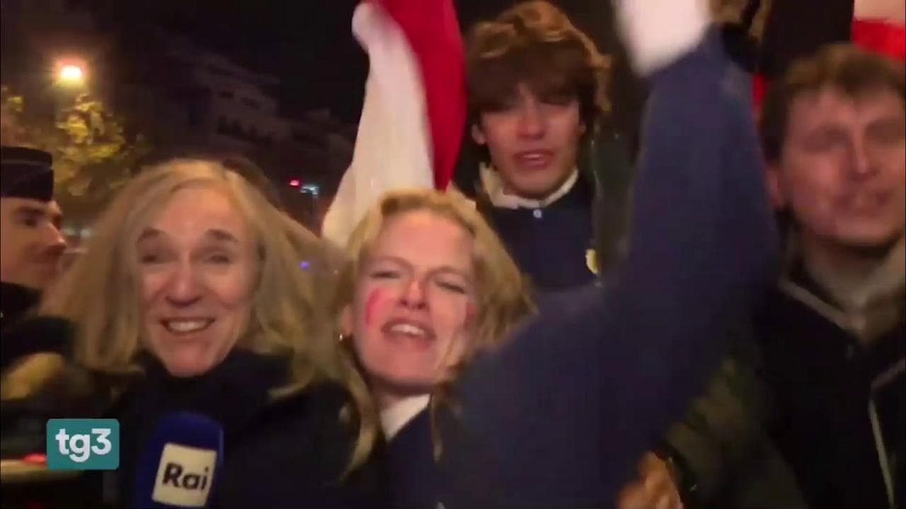 Giovanna Botteri sopraffatta e baciata dai tifosi in festa in diretta tv da Parigi