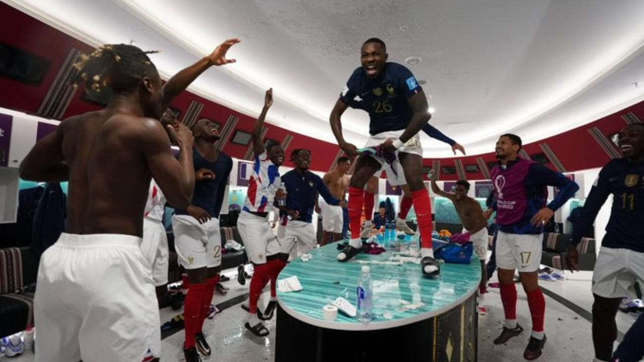 Francia, il trionfale rientro in ritiro dopo la vittoria sull'Inghilterra nei quarti del Mondiale