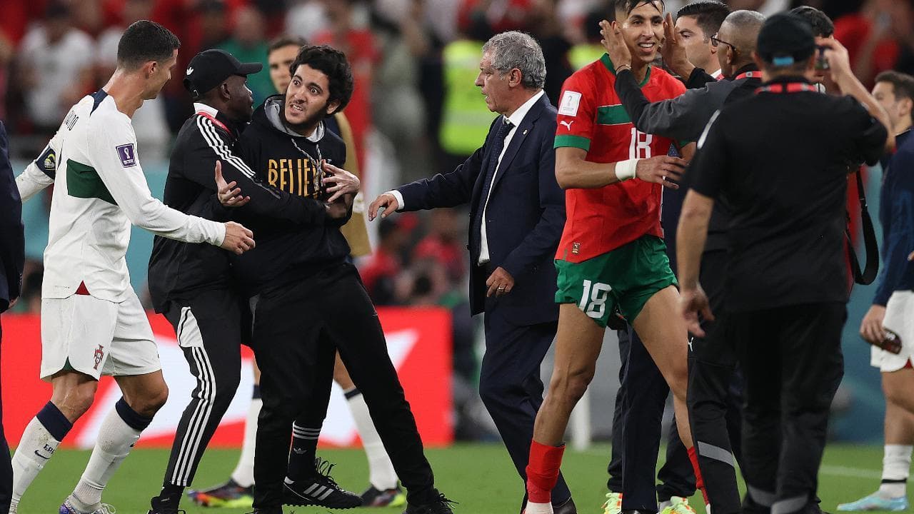 Ronaldo in lacrime, fermato da un invasore di campo, si divincola e fugge negli spogliatoi