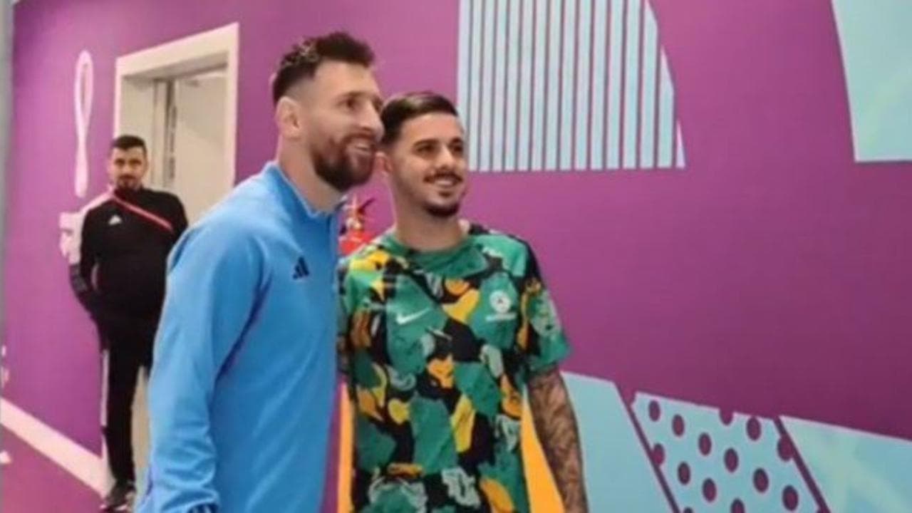 Mondiali, i giocatori australiani fanno la fila per una foto con Messi che li ha appena eliminati