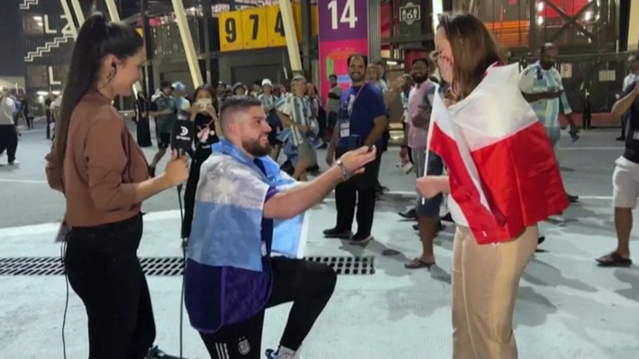 Qatar 2022, la proposta di matrimonio alla fidanzata in diretta tv fuori dallo stadio