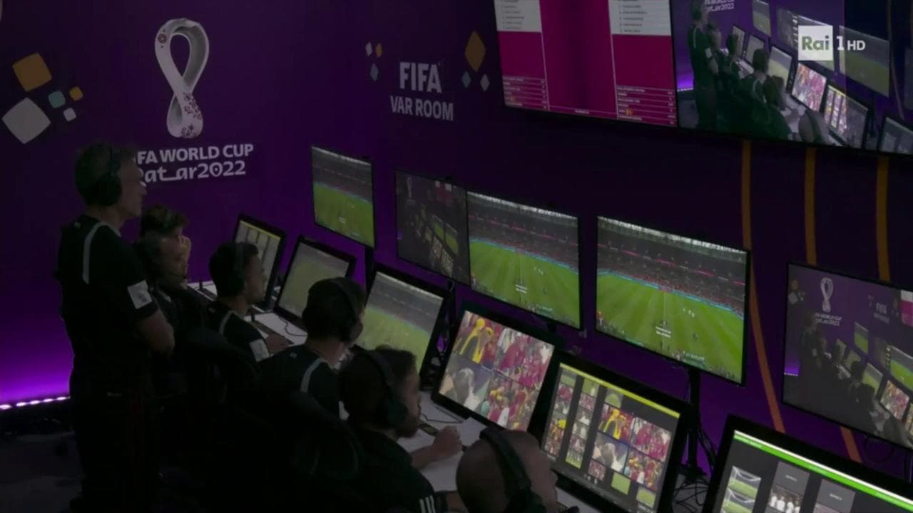 Mondiali, "Tante razze per gli arbitri in questa gara". La gaffe del telecronista Rai, poi le scuse