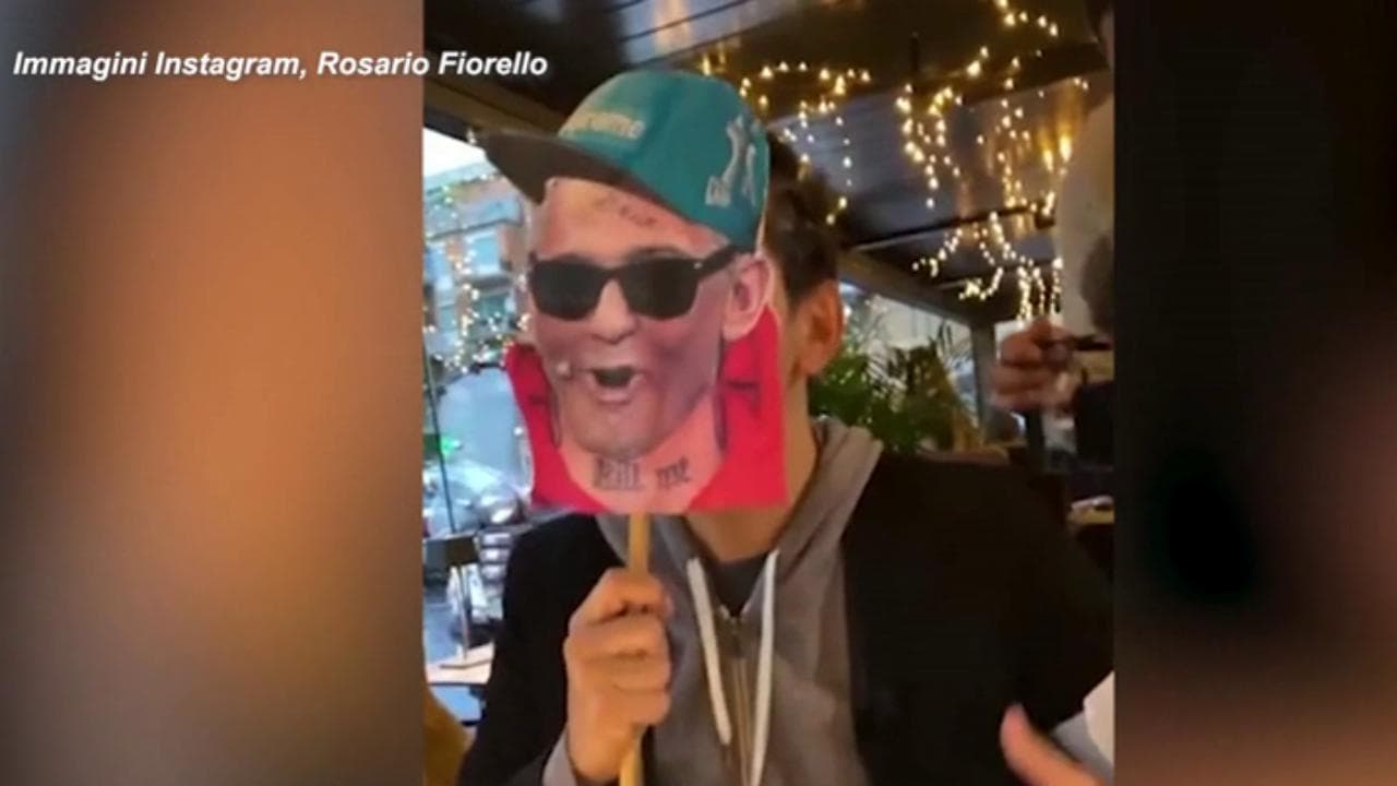 Fiorello e il rap sulla fascia arcobaleno 'One Love': "L'amore non si schifa metti la fascia e non avere Fifa"