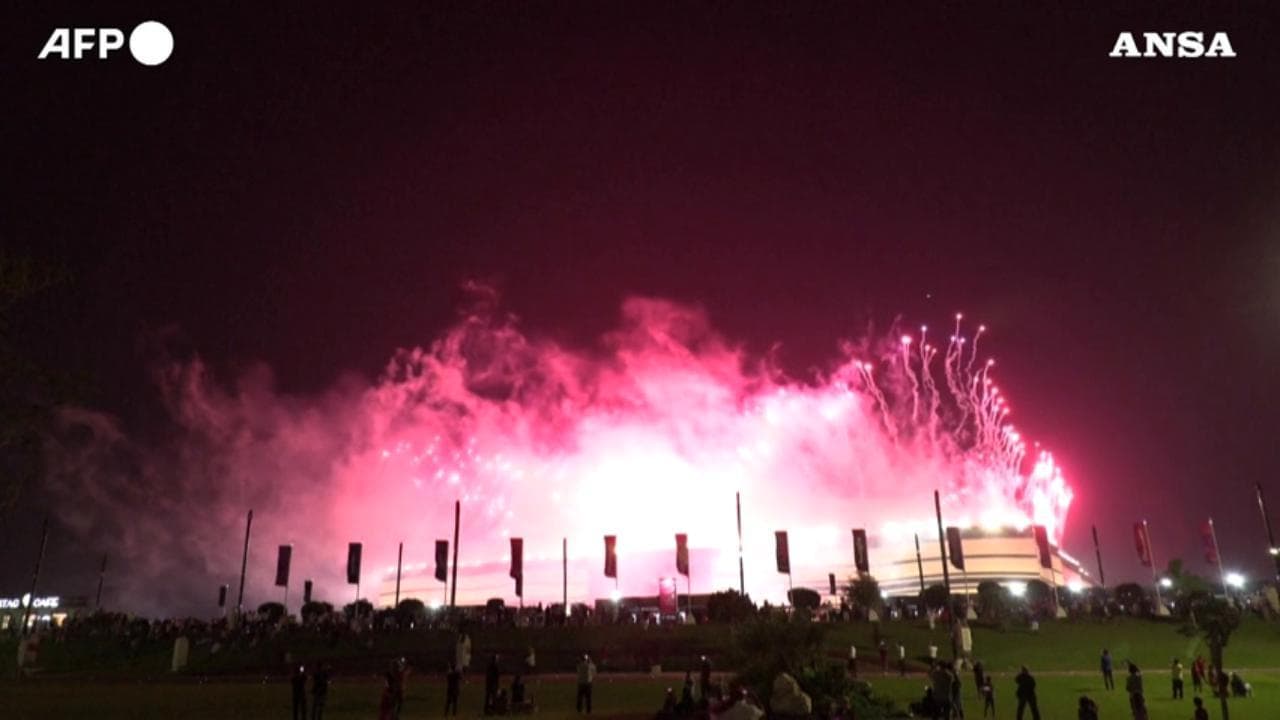 Lo spettacolo pirotecnico della cerimonia d'apertura: lo stadio Al Bayt illuminato dai fuochi d'artificio