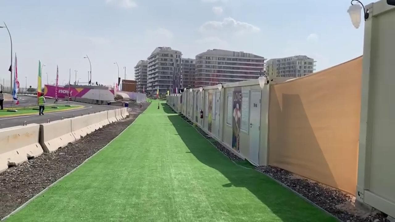 Mondiali in Qatar, i minuscoli prefabbricati da 200 euro a notte dove dormono i tifosi