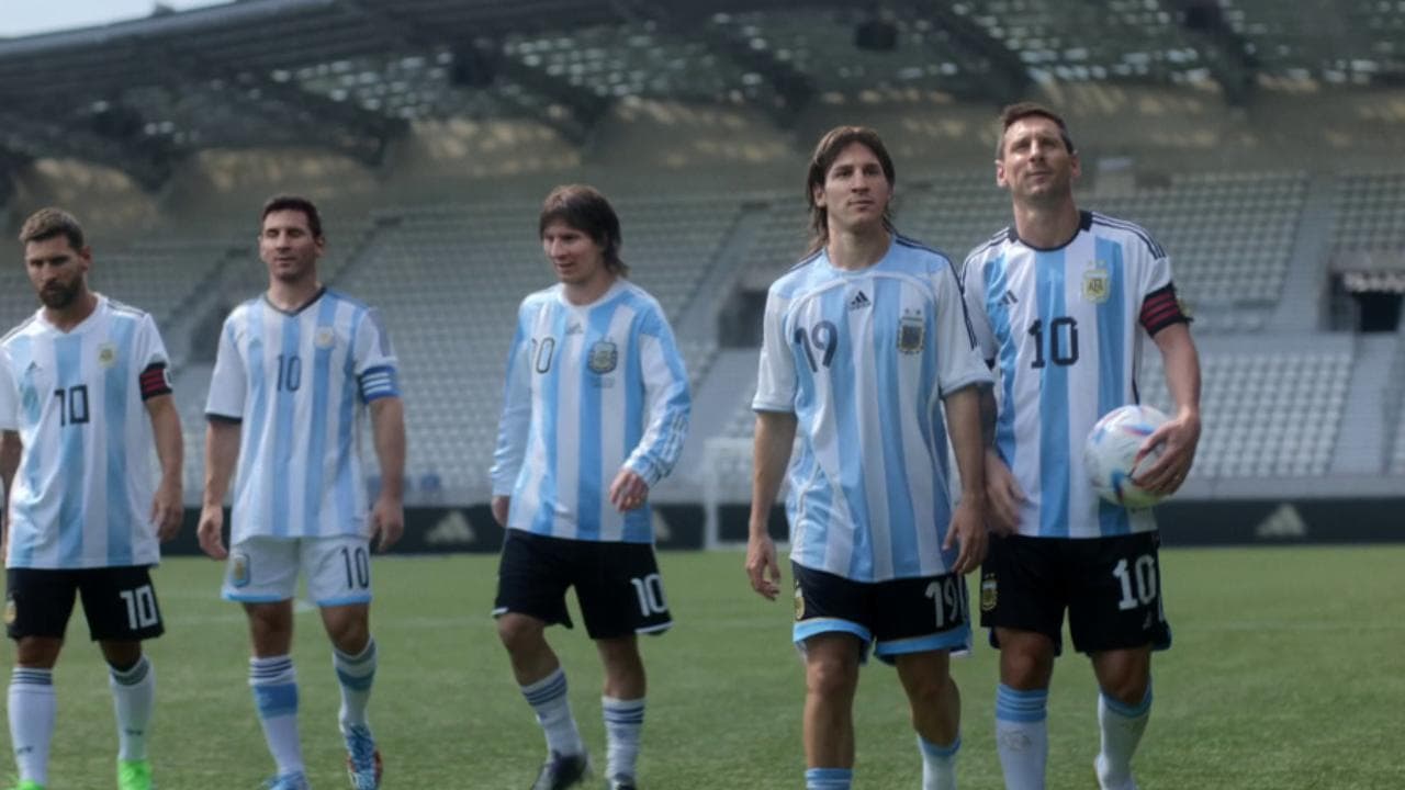 Messi si fa in cinque per i Mondiali in Qatar. E omaggia Maradona sulle note di Live is Life