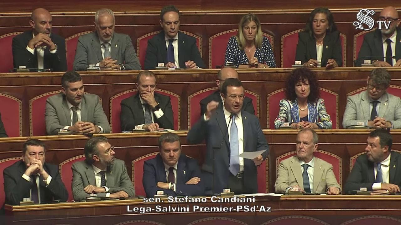 Governo, conciliaboli e discussioni: gli umori in aula mentre i partiti annunciano l'astensione