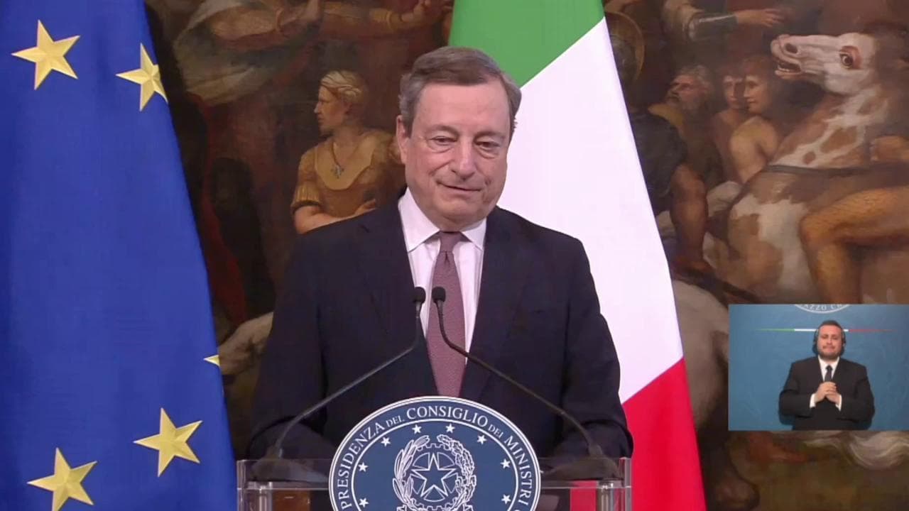 Draghi: "Altre armi a Kiev? Aiuteremo l'Ucraina a difendersi. Siamo membri leali dell'Unione europea"