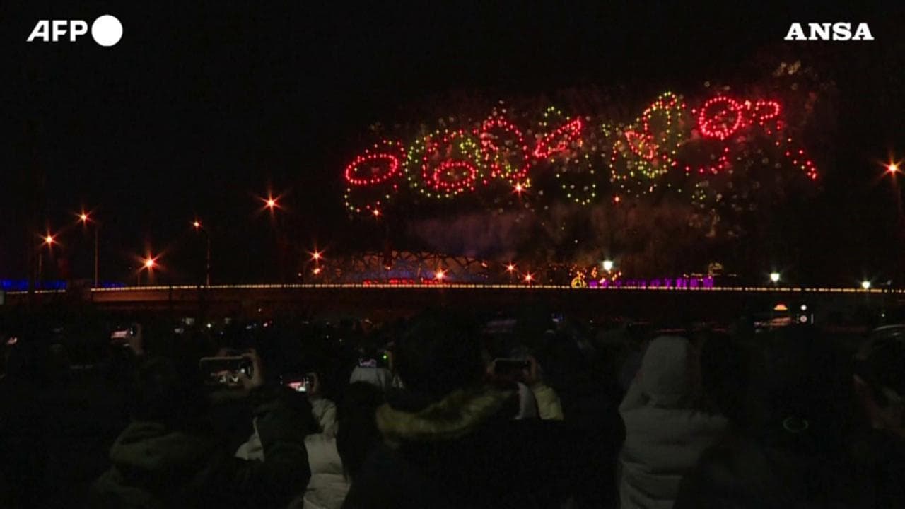 Pechino, i fuochi d'artificio chiudono la cerimonia al Nido d'Uccello e i Giochi olimpici invernali