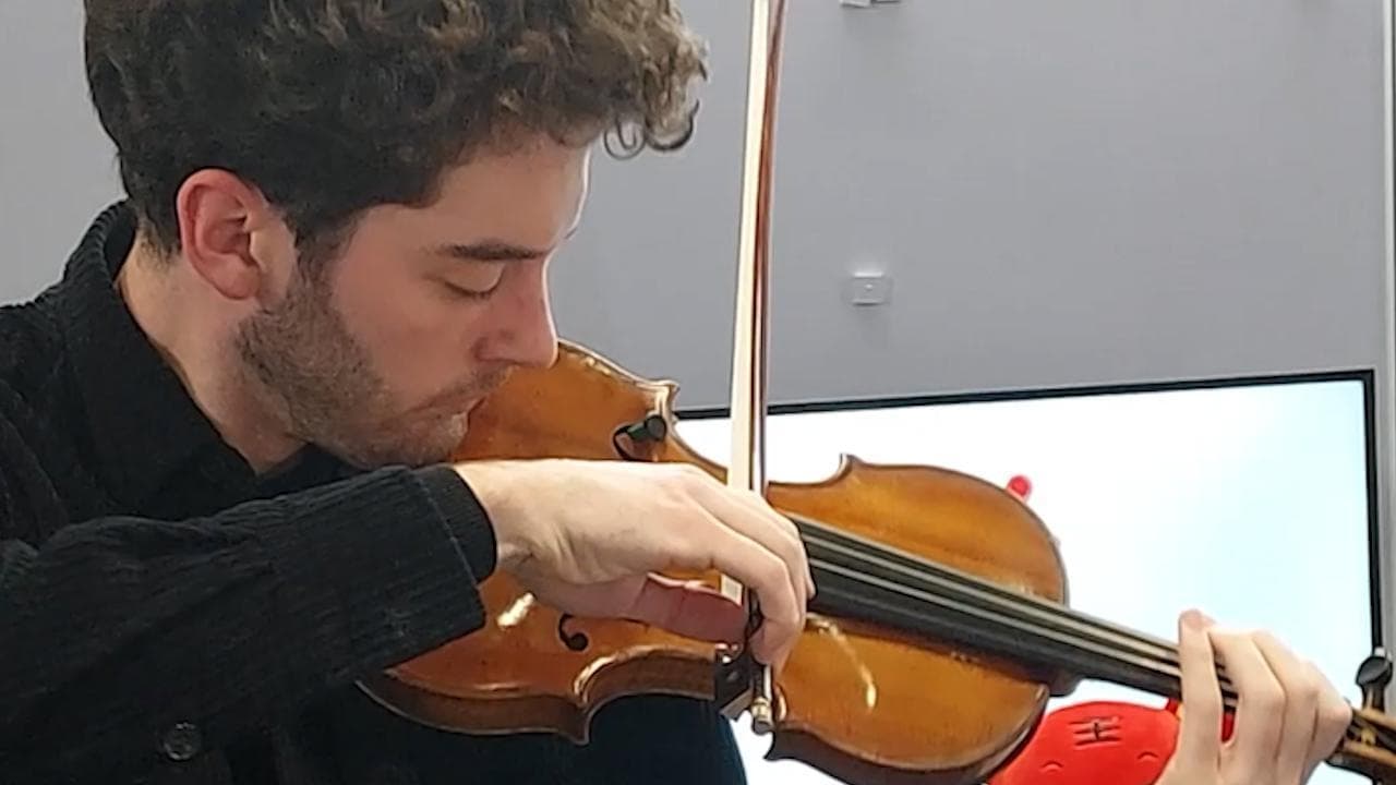 Pechino 2022, il musicista alla cerimonia di chiusura col violino da 5 milioni: "Un capolavoro d'arte"