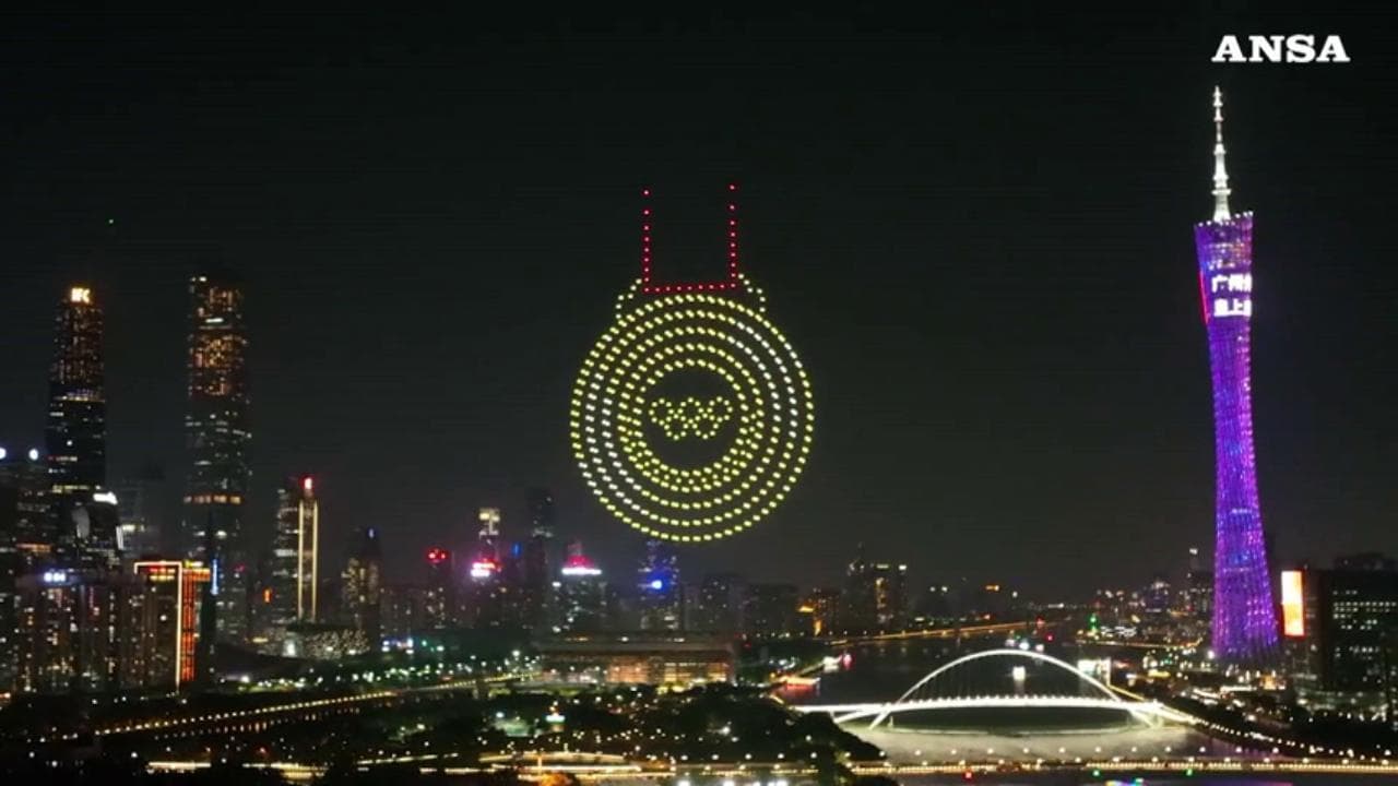 Pechino 2022, spettacolo nel cielo di Guangzhou: 520 droni luminosi per acclamare gli atleti