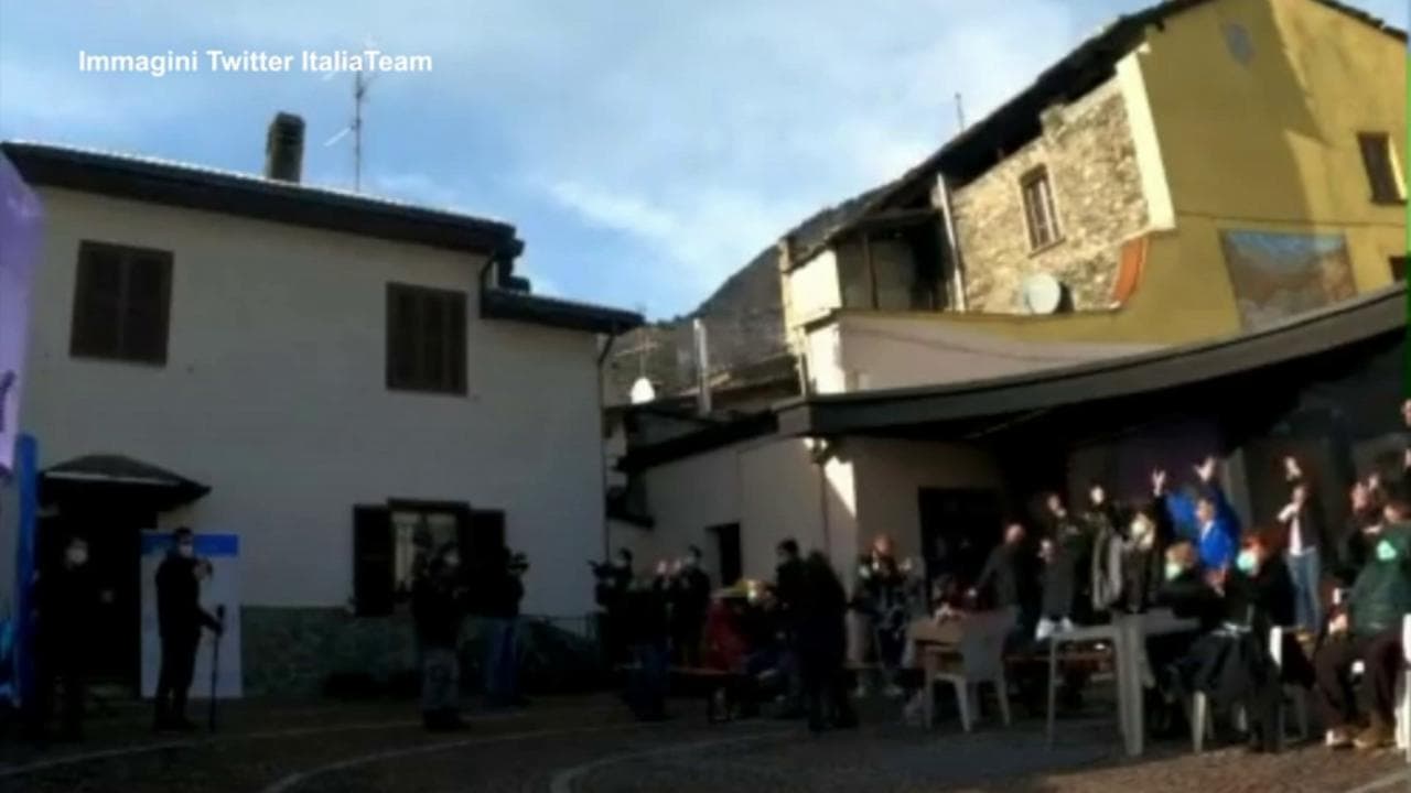 Pechino 2022, festa per Arianna Fontana: a Barbenna di Valtellina tifosi impazziti per l'argento
