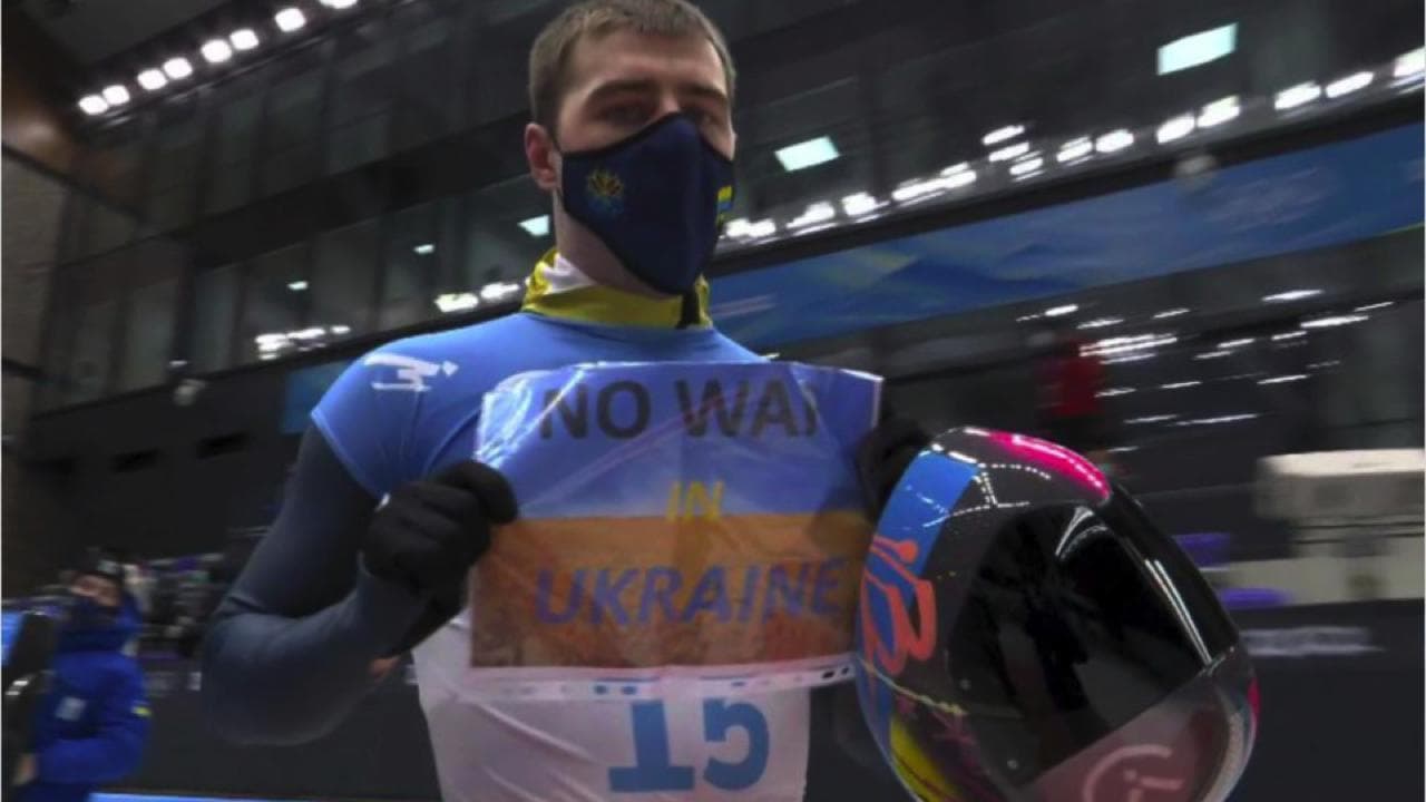 "No alla guerra in Ucraina", l'appello dell'atleta di skeleton: da Smith e Carlos fino a oggi, quando sport e politica si intrecciano