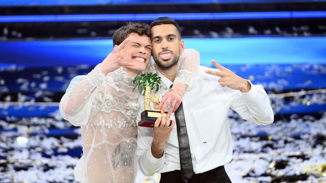 Sanremo, Mahmood e Blanco trionfano al Festival: l'annuncio di Amadeus. E Blanco bacia la mamma