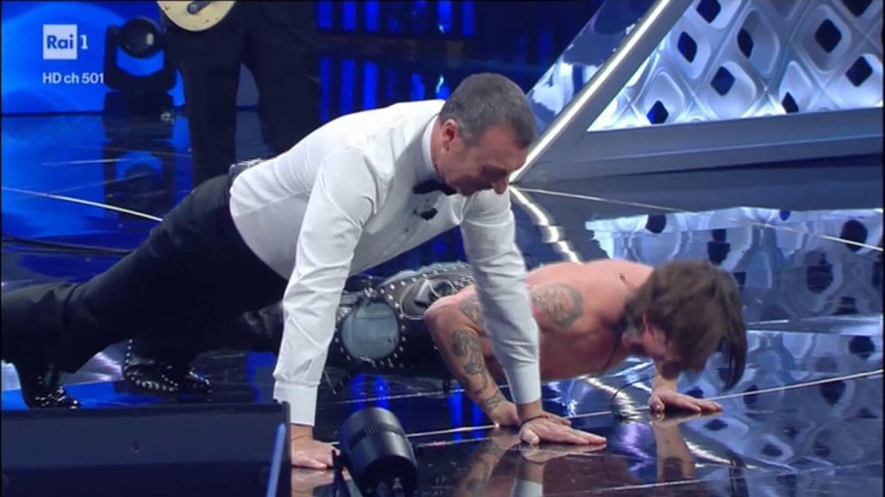 Sanremo 2022, il Fantasanremo conquista l'Ariston: flessioni sul palco per Rkomi e Amadeus