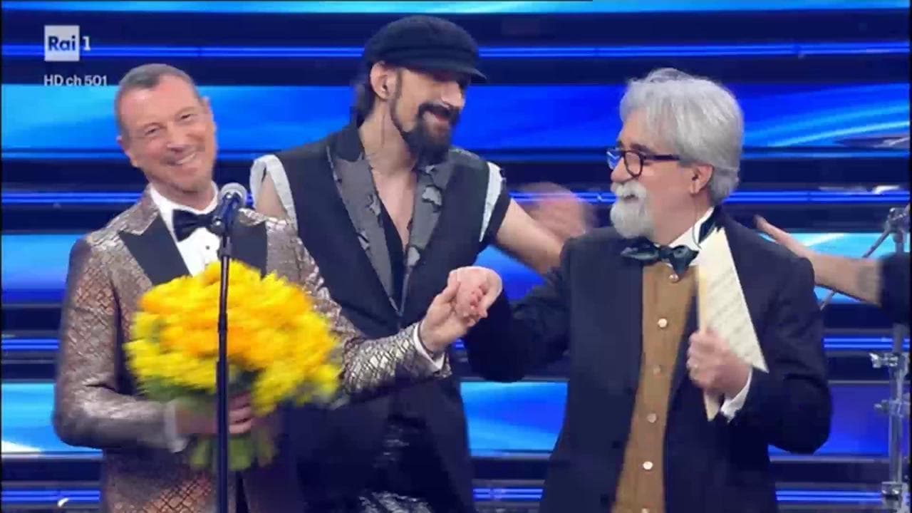 Sanremo 2022, ovazione per il ritorno di Beppe Vessicchio sul palco con le Vibrazioni