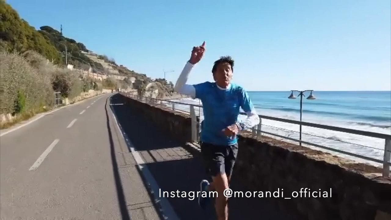 Gianni Morandi, stai andando forte: a Sanremo tutti cantano 'Apri tutte le porte'