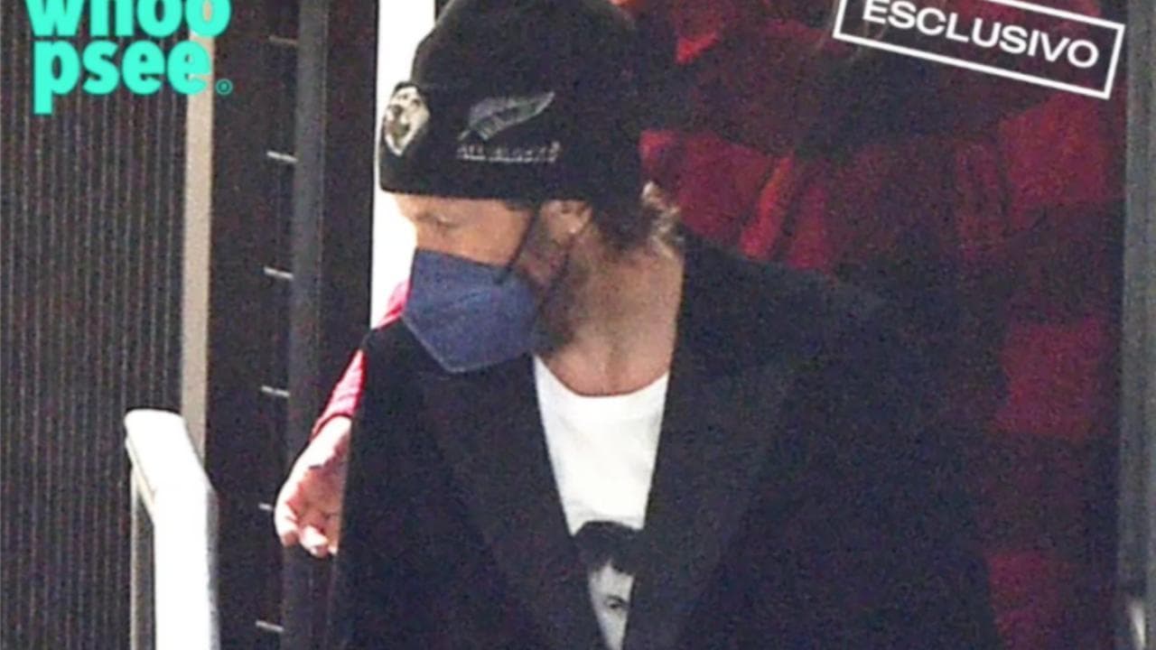 Sanremo 2022, Jovanotti avvistato in incognito: il cantautore coperto da mascherina e ombrelli
