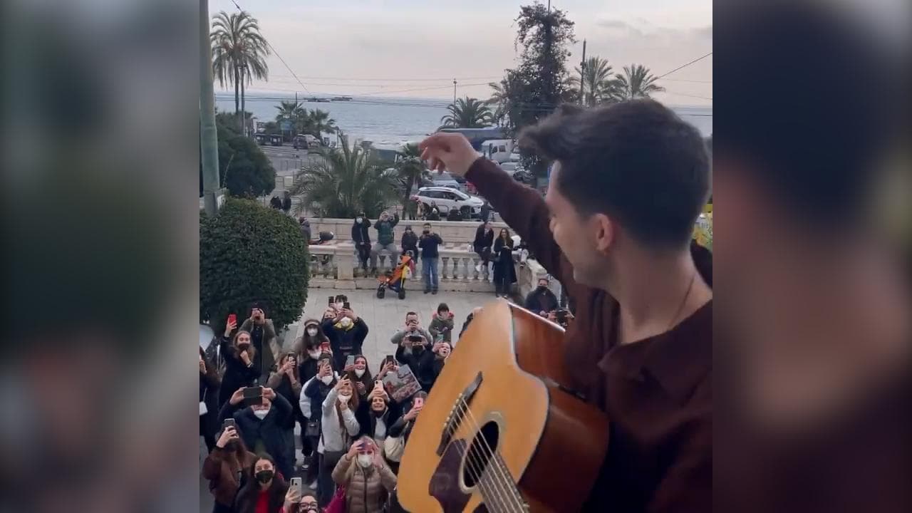 Sanremo 2022, Mahmood e Blanco sorprendono i fan: cantano 'Brividi' dal balcone