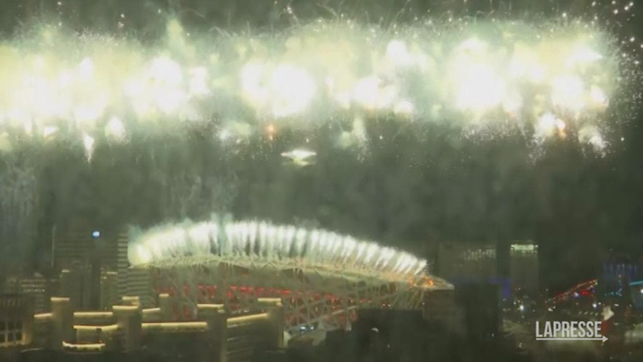 Pechino 2022, al via le Olimpiadi invernali: i fuochi d'artificio illuminano lo stadio nazionale