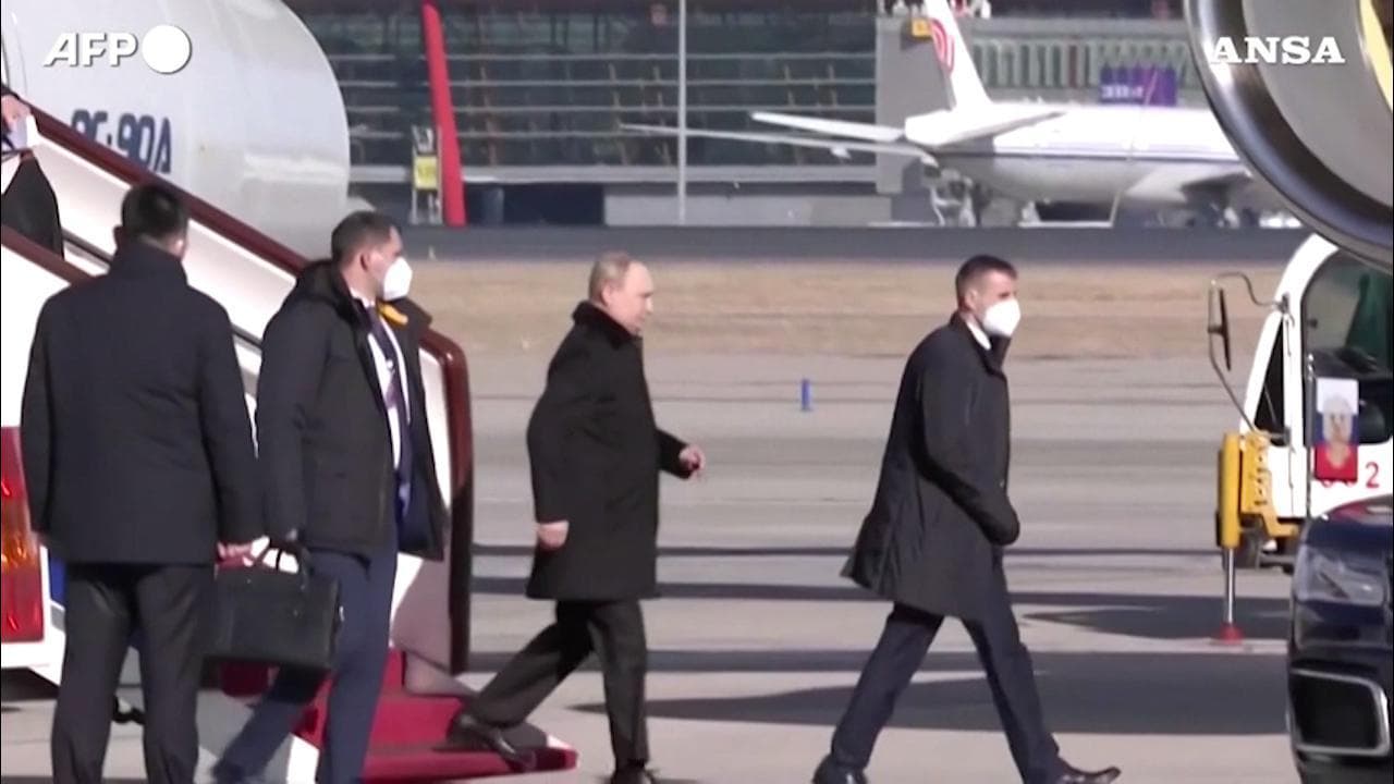Olimpiadi, l'arrivo di Putin a Pechino: la lunga fila di auto scorta il presidente russo